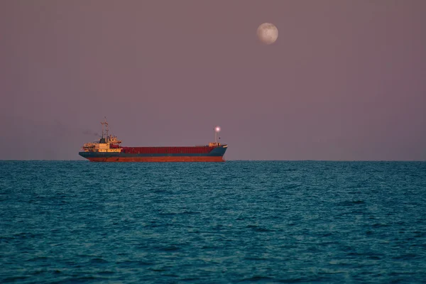 Vrachtschip in zee — Stockfoto