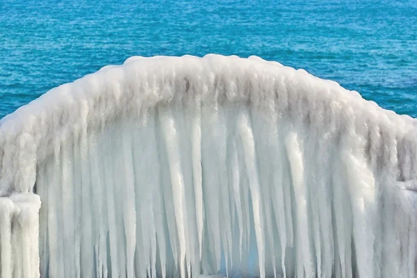 Arco di ghiaccio con ghiaccioli — Foto Stock