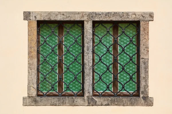 Ventanas de casa barradas — Foto de Stock