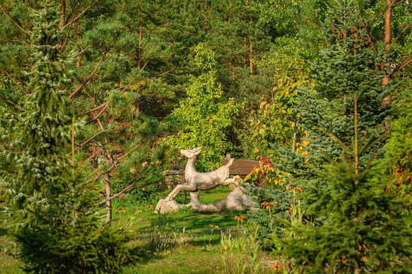 Bahçedeki Bir Geyiğin Heykeli — Stok fotoğraf