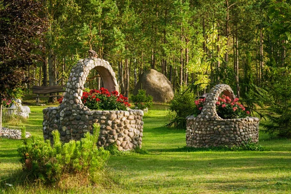 Bloemmand Gemaakt Van Steen Met Natuurlijke Bloemen — Stockfoto