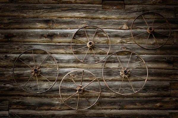 Old Metal Wheels Wooden Wall — Stock Photo, Image