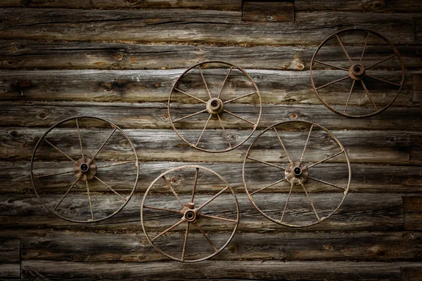 Ruedas Metálicas Viejas Una Pared Madera — Foto de Stock