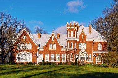 Letonya 'daki kırmızı tuğla saray