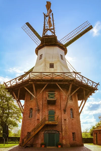 Molino de viento bajo el cielo nublado — Foto de Stock