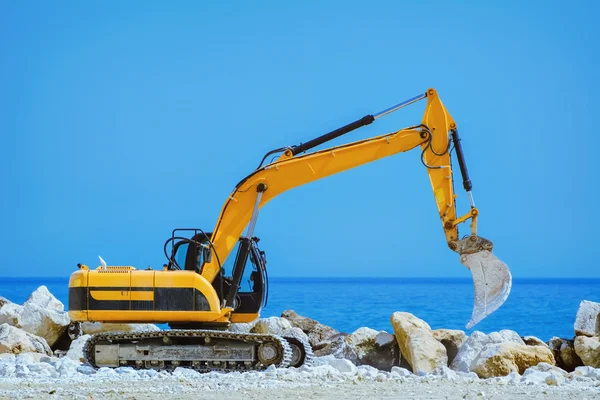 Graafmachine aan de kust — Stockfoto