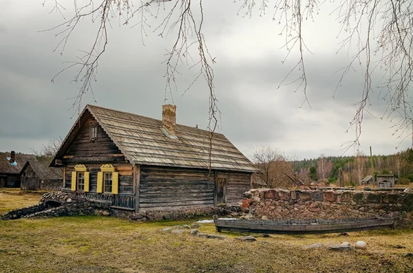 Дом в деревне — стоковое фото