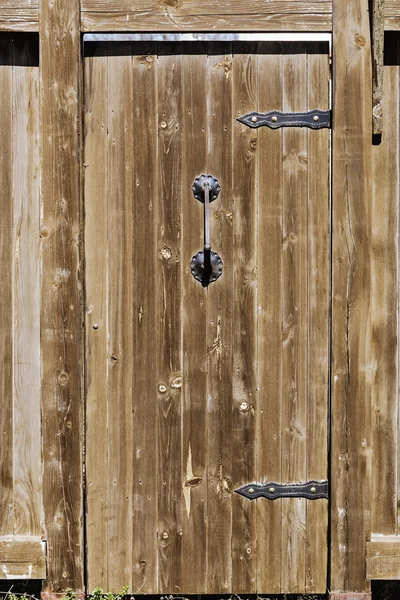 Una puerta vieja — Foto de Stock