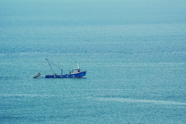 Bateau de pêche en mer — Photo