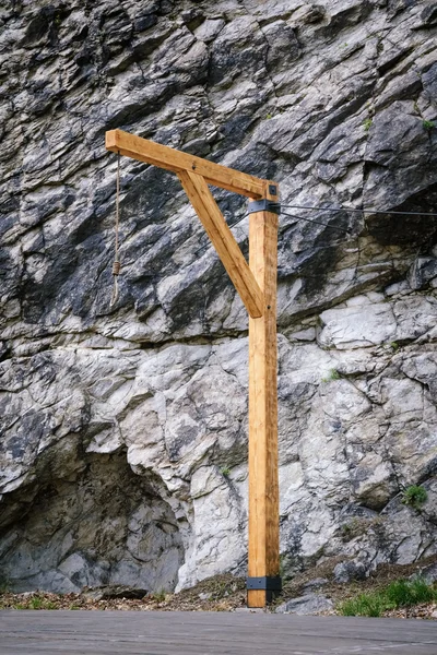 Gibbet vor dem Felsen — Stockfoto