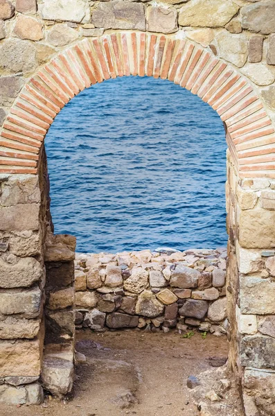 A Passagem na Muralha da Fortaleza — Fotografia de Stock