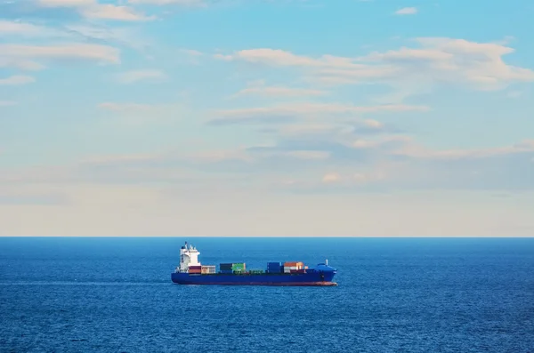 Containerfartyg i havet — Stockfoto