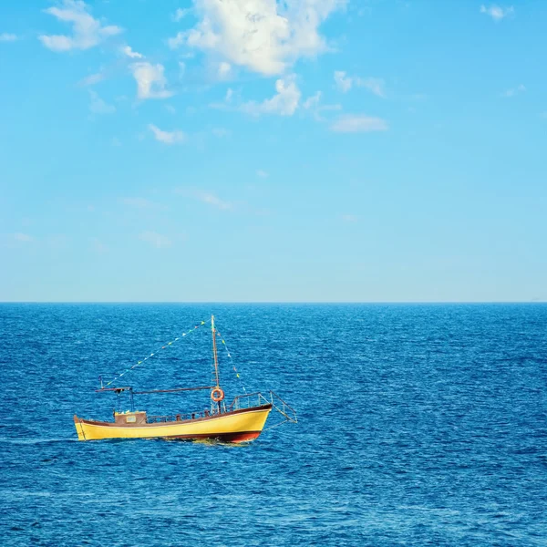 Bateau à moteur dans la mer — Photo