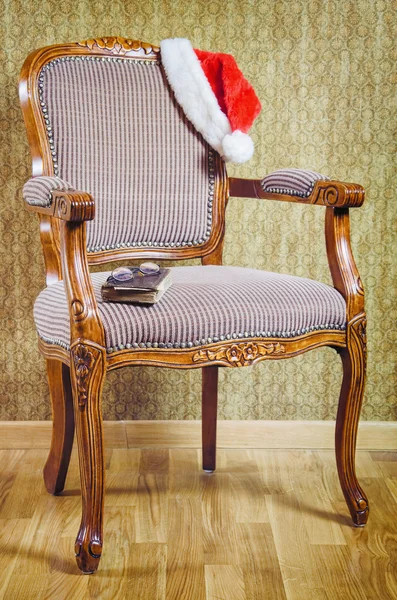 本でサンタさんの肘掛け椅子 — ストック写真