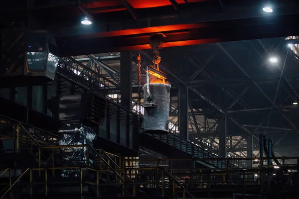 鋳造所で鉄鋳物 冶金工場で溶融金属とラドルでオーバーヘッドクレーン — ストック写真