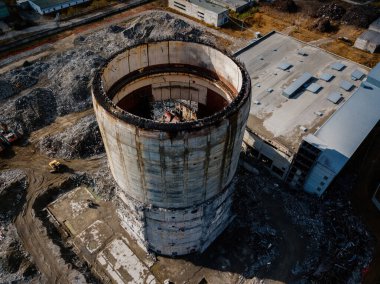 Yıkım alanının havadan görüntüsü. Eski sanayi binasının yıkım süreci.