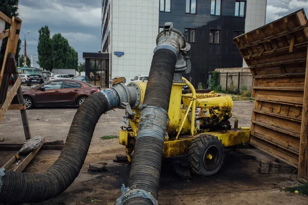 Reinigen van rioolputten door gespecialiseerde pomp machine op straat — Stockfoto