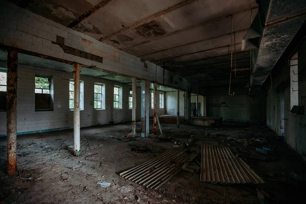 Alte, kaputte, leer stehende Industriehalle — Stockfoto