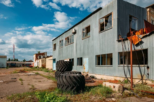 Gebiet des verlassenen Industriegebiets wartet auf Abriss oder Wiederaufbau — Stockfoto