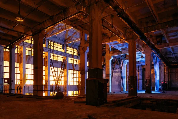 Dunkle Gruselige Leer Stehende Industriehalle Der Nacht — Stockfoto