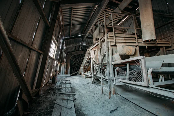 废弃的水泥和混凝土工厂。走廊里的旧生锈的输送机 — 图库照片