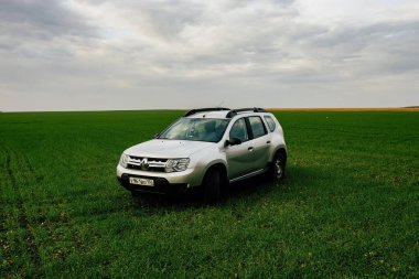 Renault Duster arabası, Tula Bölgesi, Rusya 'da yeşil alanda - 07 Ekim 2020.