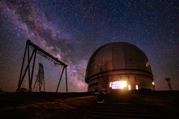 Speciální Astrofyzikální Observatoř Proti Hvězdné Noční Obloze Mléčnou Dráhou — Stock fotografie