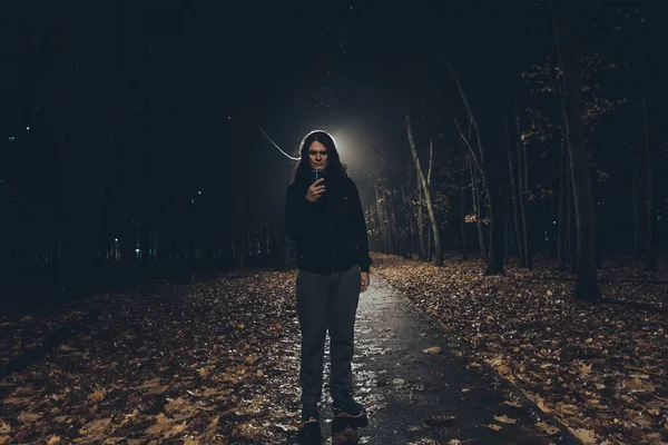 Грустный Человек Гуляющий Переулку Ночном Туманном Парке Вид Сзади — стоковое фото