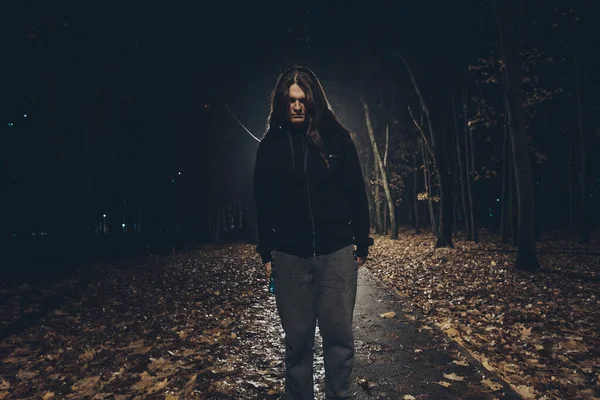 Грустный Человек Гуляющий Переулку Ночном Туманном Парке — стоковое фото