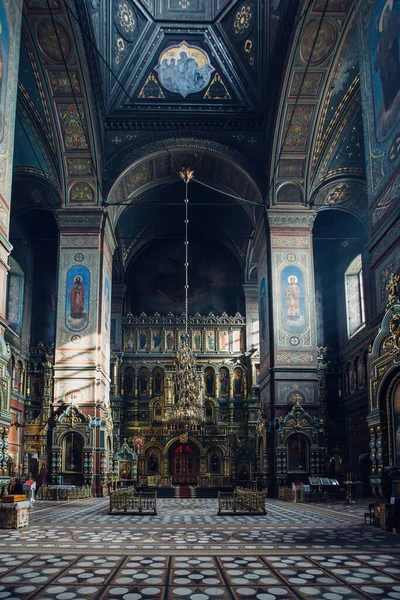 Ortodoks kilisesi içi. Yükseliş Katedrali, Yelets, Rusya, 24 Ekim 2020.