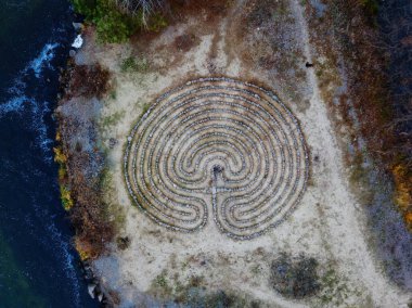 Taşlardan yapılmış spiral labirent, insansız hava aracının üst görüntüsü..
