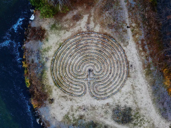 Taşlardan yapılmış spiral labirent, insansız hava aracının üst görüntüsü..