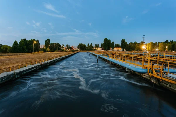 Moderne Afvalwaterzuiveringsinstallatie Tanks Voor Beluchting Biologische Zuivering Van Afvalwater Nachts — Stockfoto