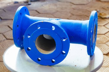 Gri masada flanjla T tipi bağlantı oluştur.