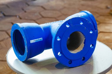 Gri masada flanjla T tipi bağlantı oluştur.