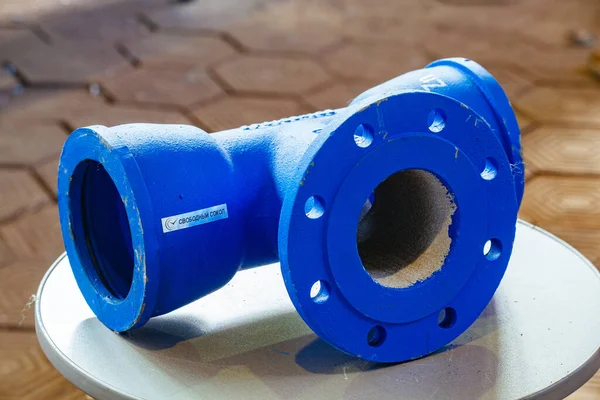 Gri masada flanjla T tipi bağlantı oluştur.