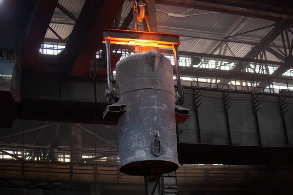 鋳造所で鉄鋳物 冶金工場で溶融金属とラドルでオーバーヘッドクレーン — ストック写真
