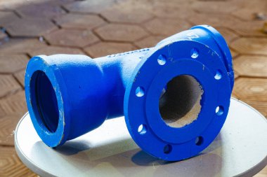 Gri masada flanjla T tipi bağlantı oluştur.