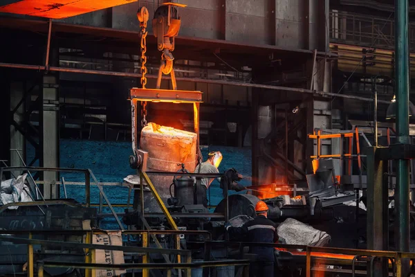 冶金工場の鋳造工場での金属加工 — ストック写真