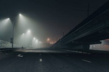 Sisli gece yolu sokak ışıklarıyla aydınlandı.