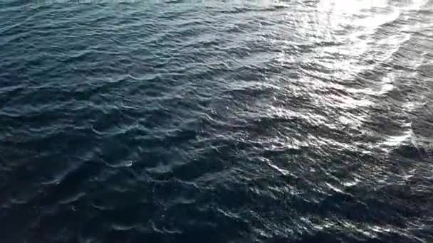 Vzdušný pohled na mořský povrch z pohybujícího se dronu — Stock video