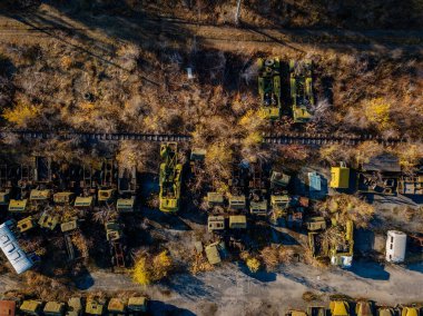 Eski paslı Rus askeri arabaları hurda metaller için, üst görünüm.