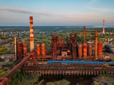 Gün batımında metalürjik santralin patlayıcı fırını, hava manzarası.