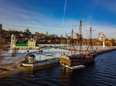 Voronezh, hava görüntüsü. Amiralteiskaya Meydanı, Asteğmen Amirallik Kilisesi ve ilk Rus gemisinin anıtı.