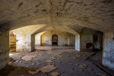 Kilisenin altındaki karanlık ve tüyler ürpertici terk edilmiş zindan.