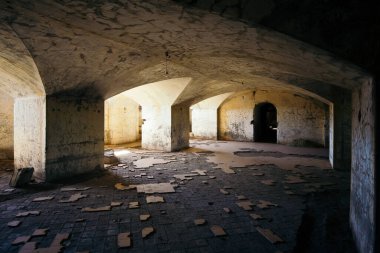 Kilisenin altındaki karanlık ve tüyler ürpertici terk edilmiş zindan.
