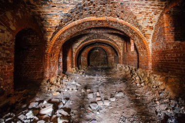 Karanlık ve tüyler ürpertici kırmızı tuğlalı zindan