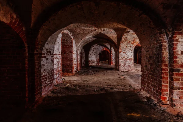 Темна і моторошна склепіння червона цегляна підземелля — стокове фото
