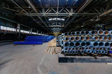 Depodaki boru hattı inşaatı için yeni dökme demir borular.