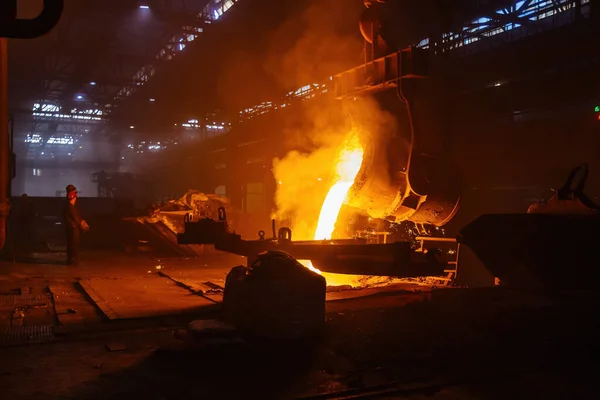 冶金工場での金属鋳造プロセス 型に流し込む液体金属 — ストック写真